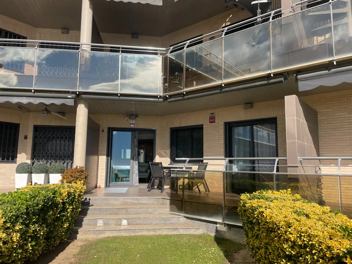 Vista exterior de Pis en venda en Mont-roig del Camp amb Aire condicionat, Calefacció i Jardí privat