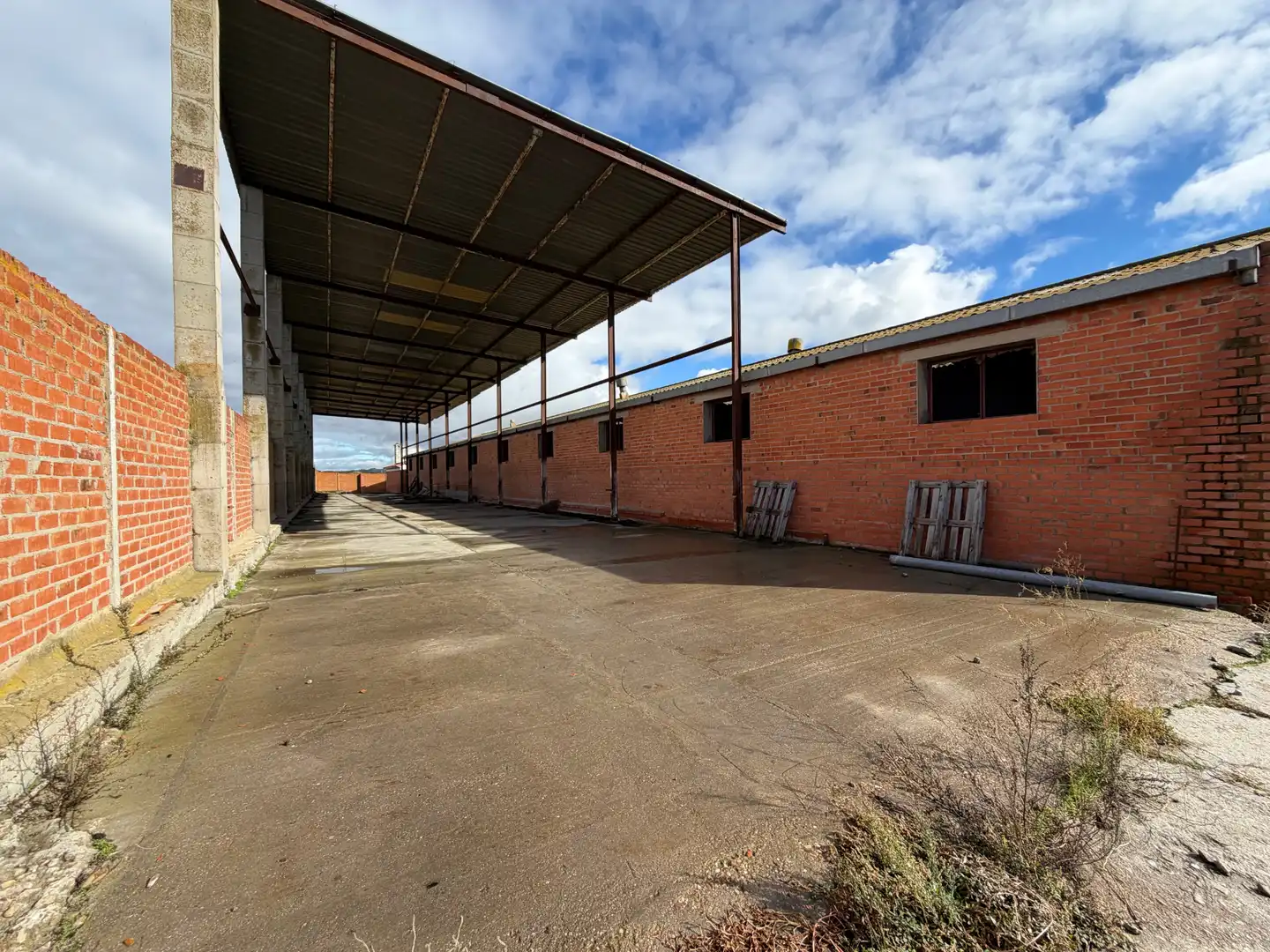 Vista exterior de Nau industrial en venda en Hornillos de Eresma amb Calefacció