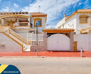Vista exterior de Casa o xalet en venda en Torrevieja amb Aire condicionat, Calefacció i Jardí privat