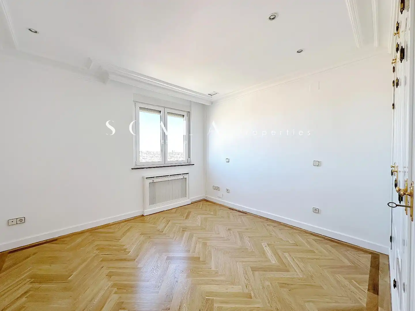 Schlafzimmer von Dachboden zur Miete in Madrid mit Klimaanlage, Heizung und Schwimmbad