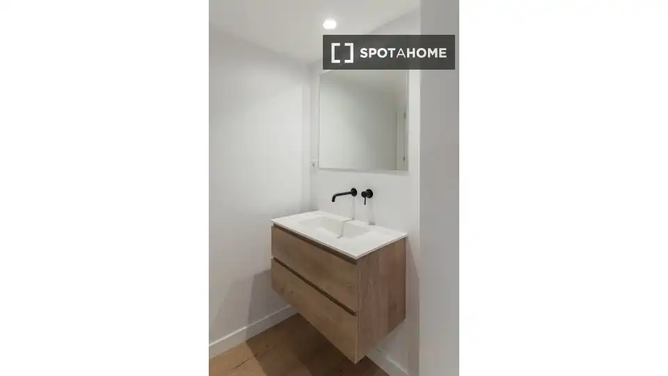 Bathroom of Flat for rent in Madrid  with Air Conditioner, Heating and Furnished