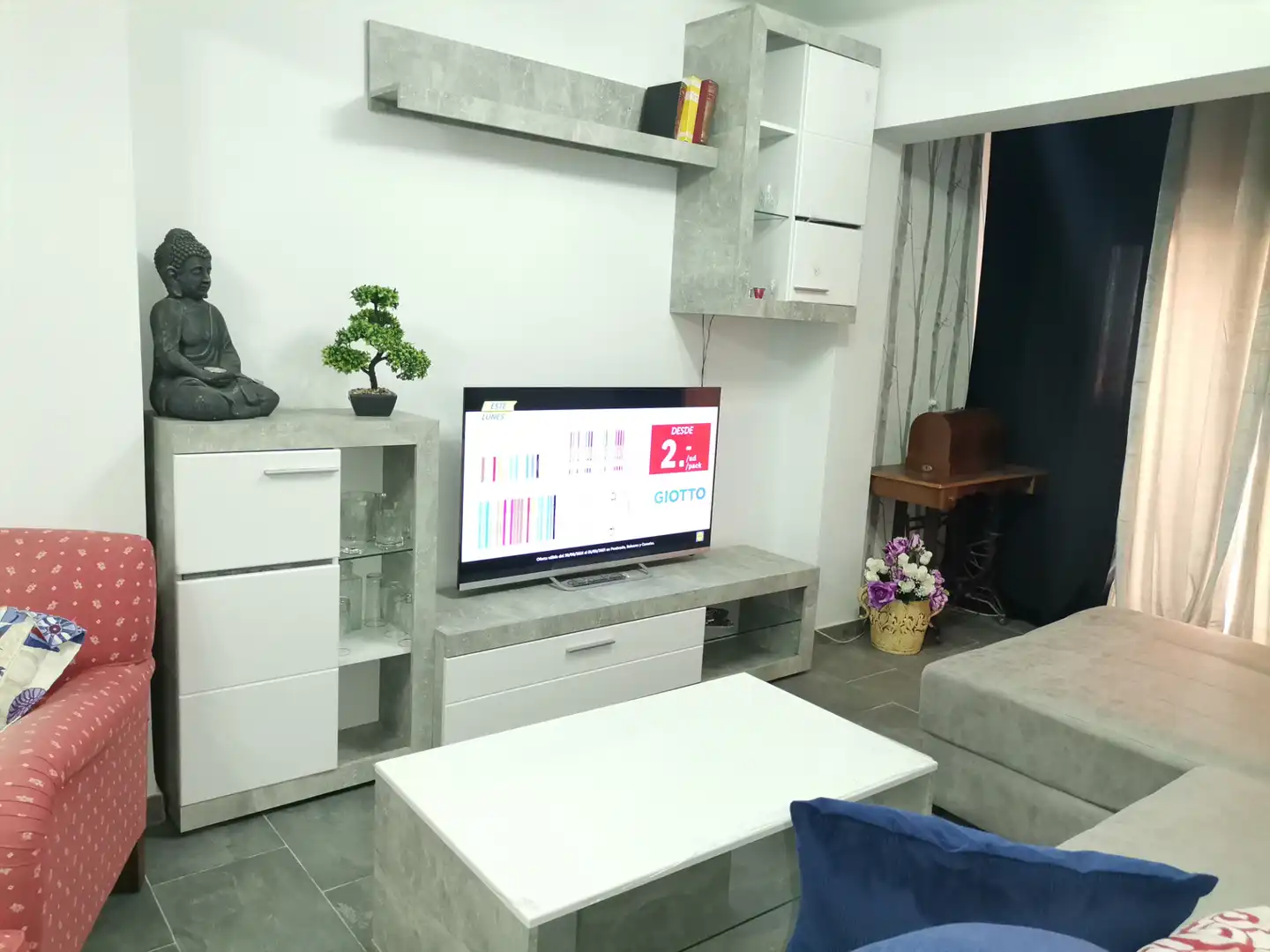 Sala d'estar de Pis de lloguer en Almería amb Aire condicionat, Terrassa i Moblat