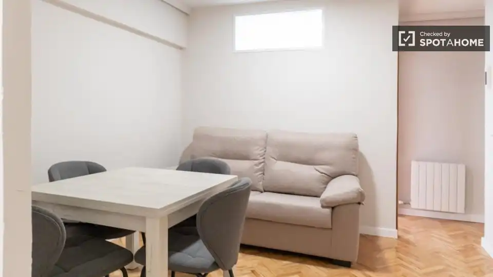 Flat for rent in Madrid  with Air Conditioner, Heating and Furnished