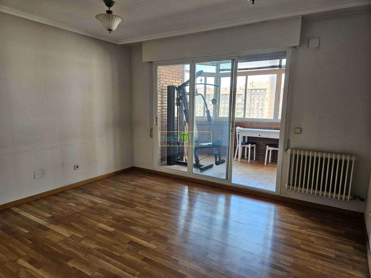 Dormitori de Apartament en venda en León Capital  amb Calefacció, Parquet i Terrassa