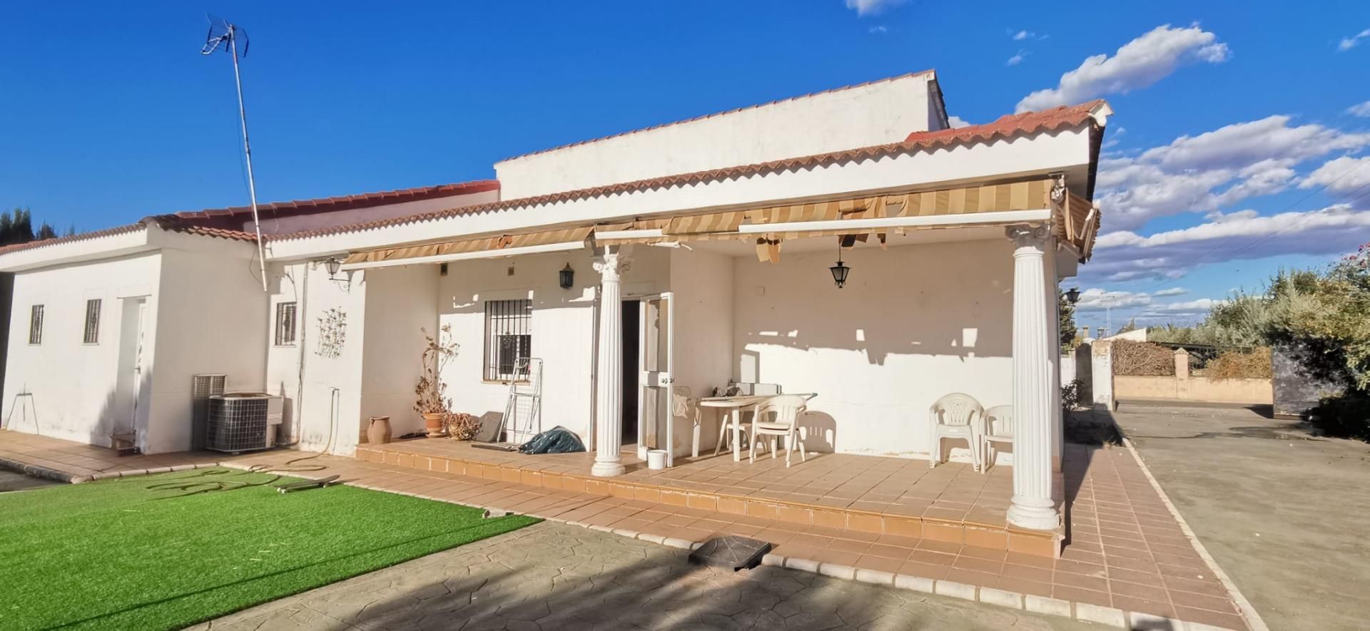 Vista exterior de Casa o xalet en venda en  Córdoba Capital amb Aire condicionat, Calefacció i Jardí privat