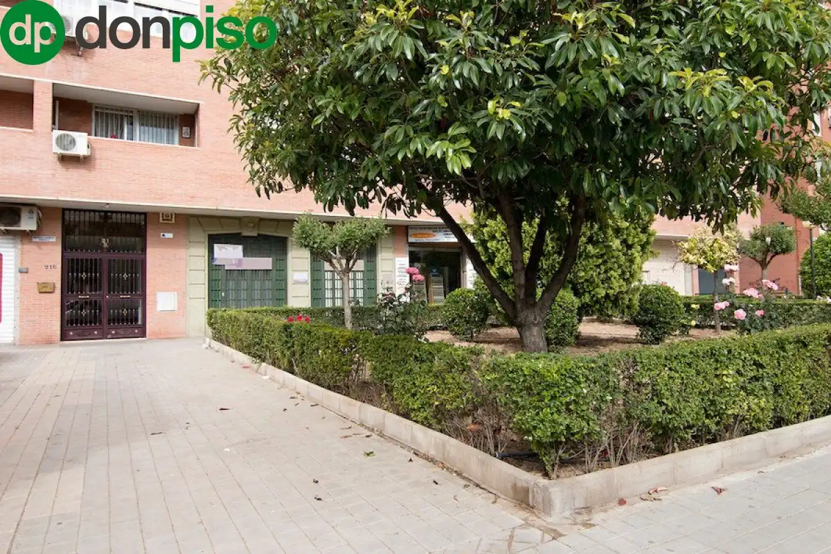Local en venta en Granada con Amueblado