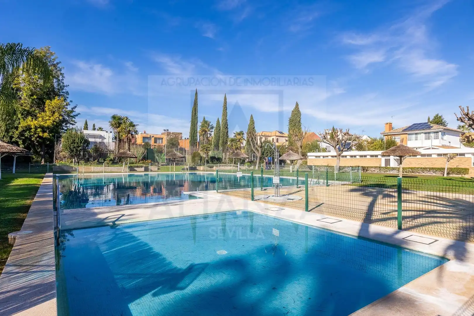 Piscina de Casa o chalet en venta en Valencina de la Concepción con Aire acondicionado, Jardín privado y Piscina comunitaria