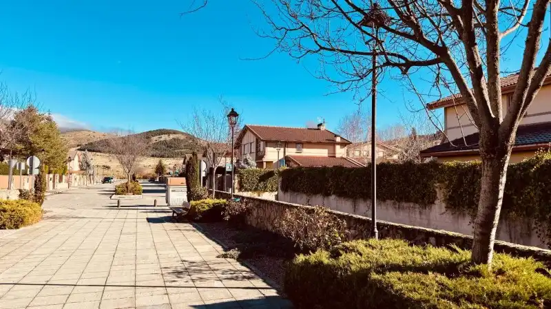 Vista exterior de Dúplex en venta en El Espinar con Calefacción, Jardín privado y Terraza