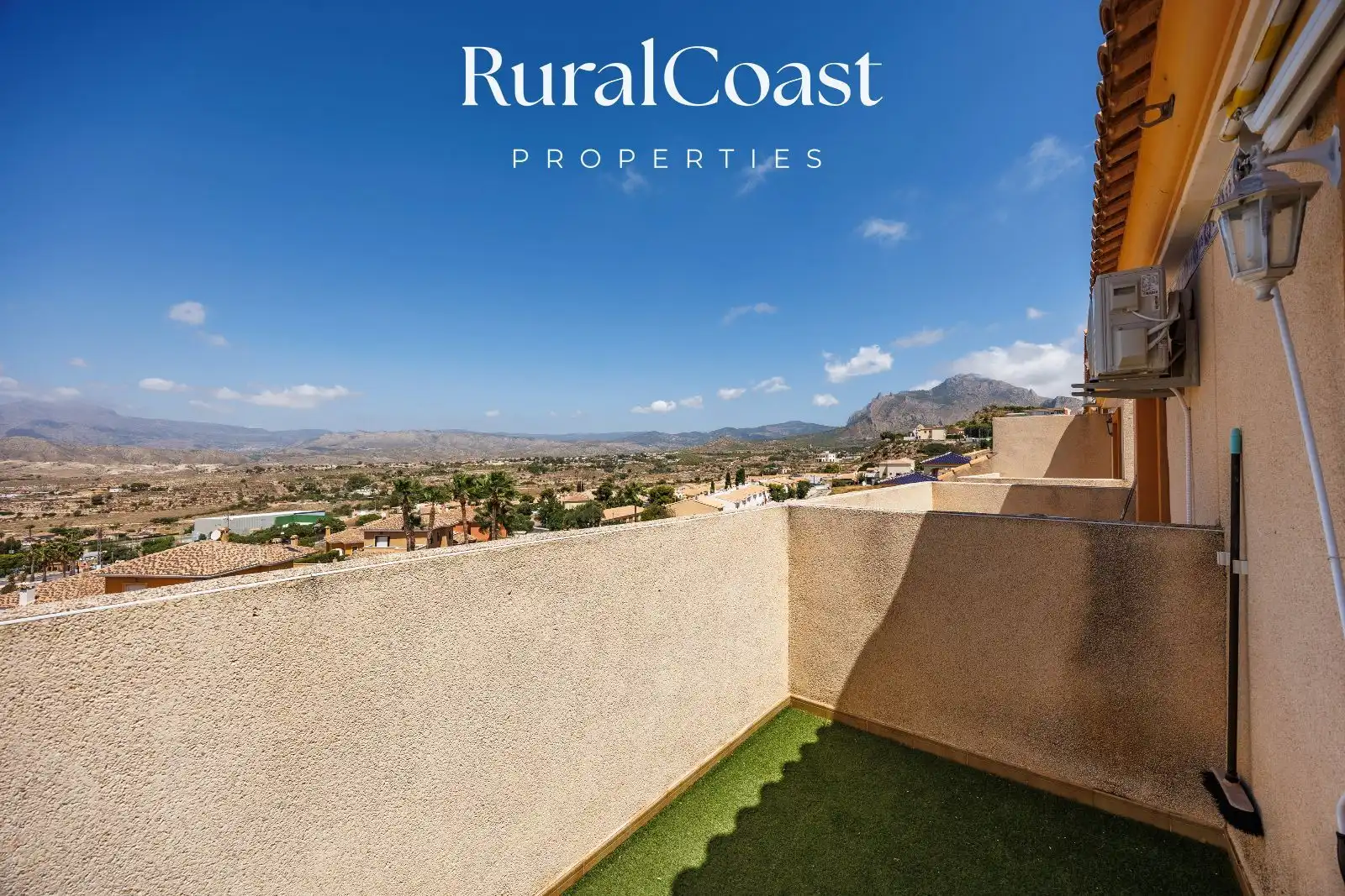 Vista exterior de Casa adosada en venda en Busot amb Jardí privat, Piscina i Piscina comunitària