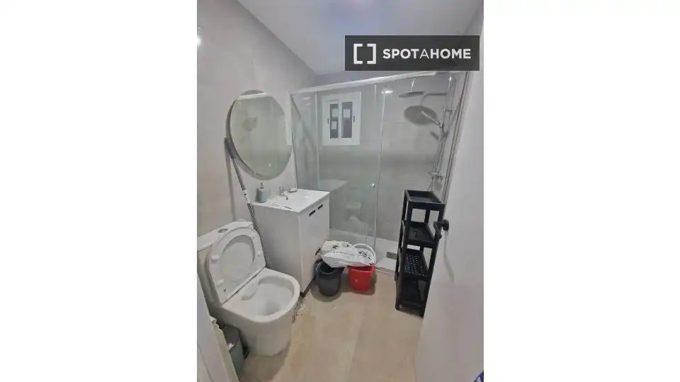Bathroom of Apartments for share in Madrid  with Air Conditioner, Heating and Terrace