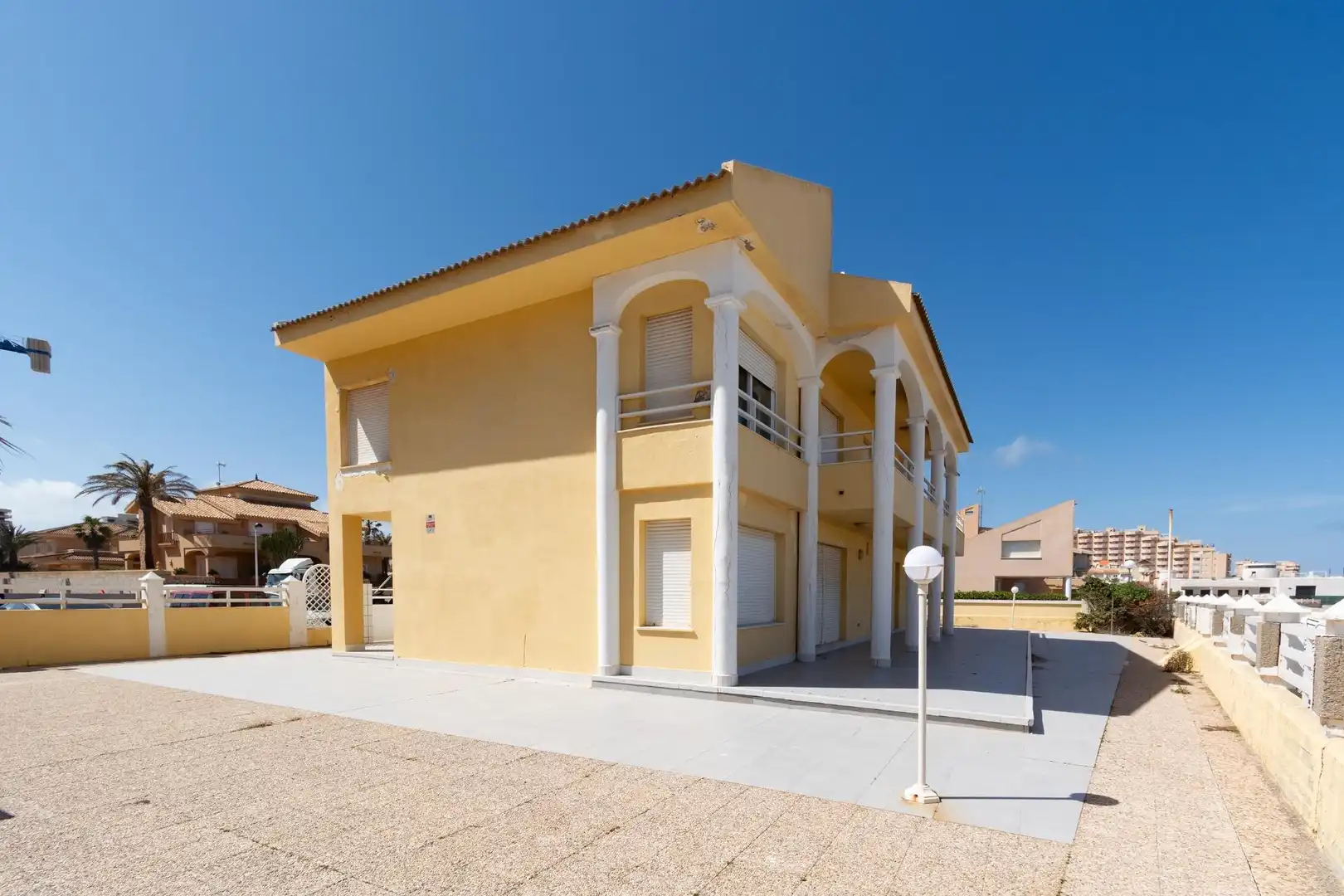 Vista exterior de Casa o xalet en venda en La Manga del Mar Menor amb Jardí privat, Terrassa i Traster