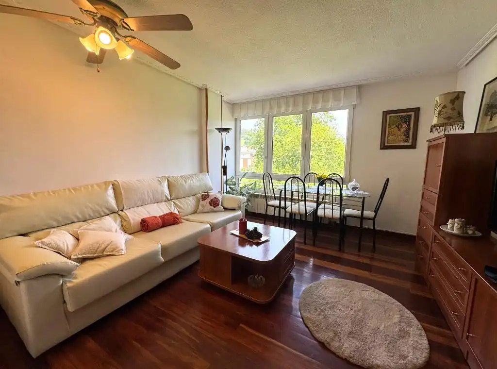 Wohnzimmer von Wohnung zum Verkauf in Los Corrales de Buelna  mit Heizung, Parkett und Terrasse