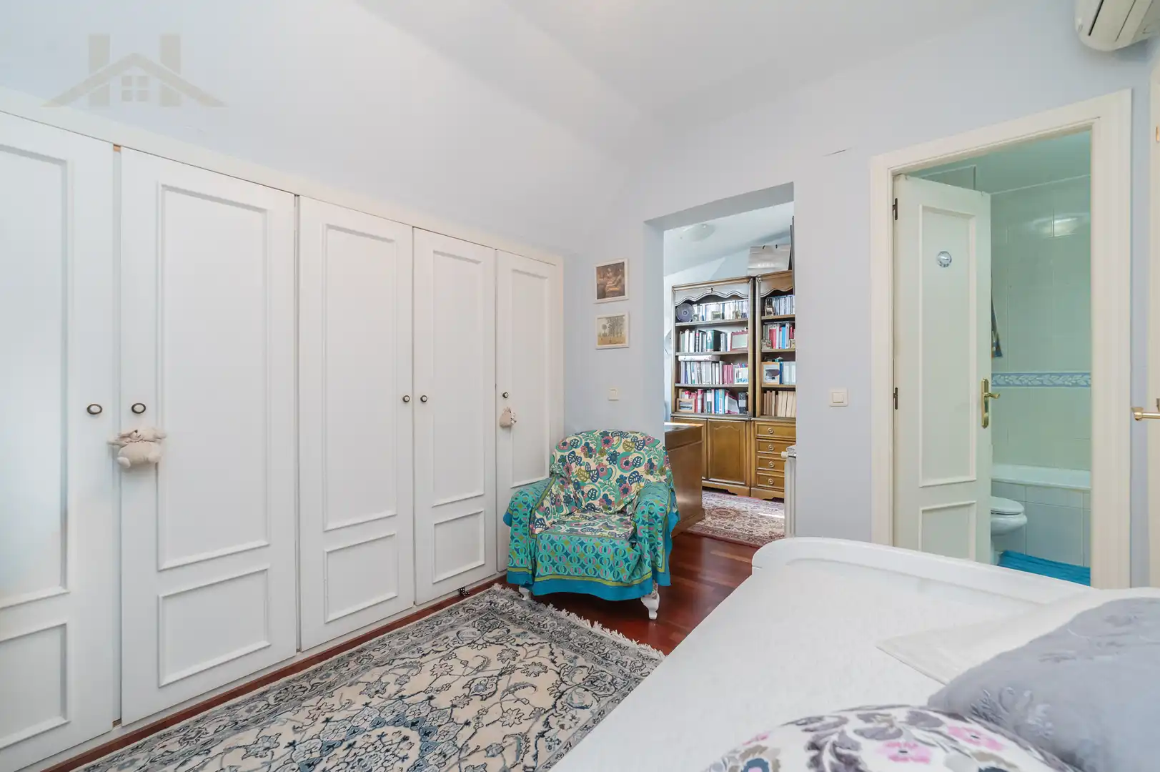 Habitación de Dúplex en venta en Torrelodones con Aire acondicionado, Calefacción y Jardín privado