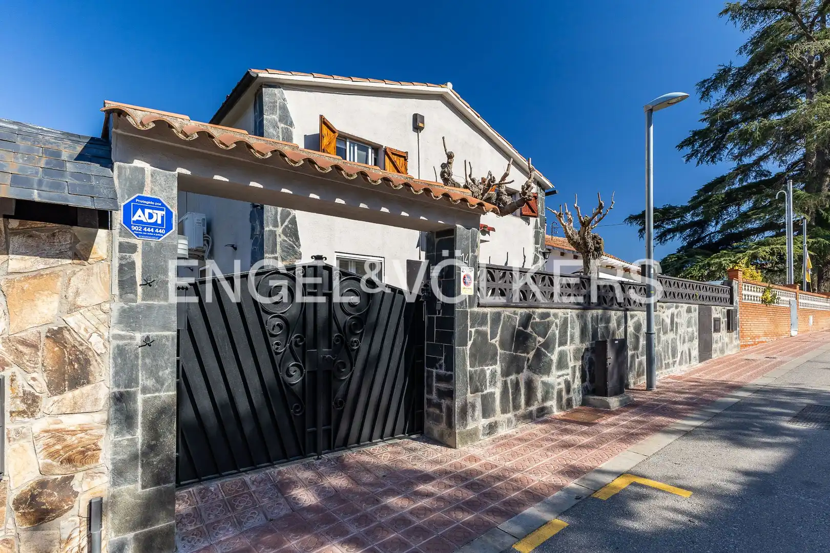 Exterior view of Houses for sale in Sant Cugat del Vallès  with Air Conditioner, Heating and Private garden