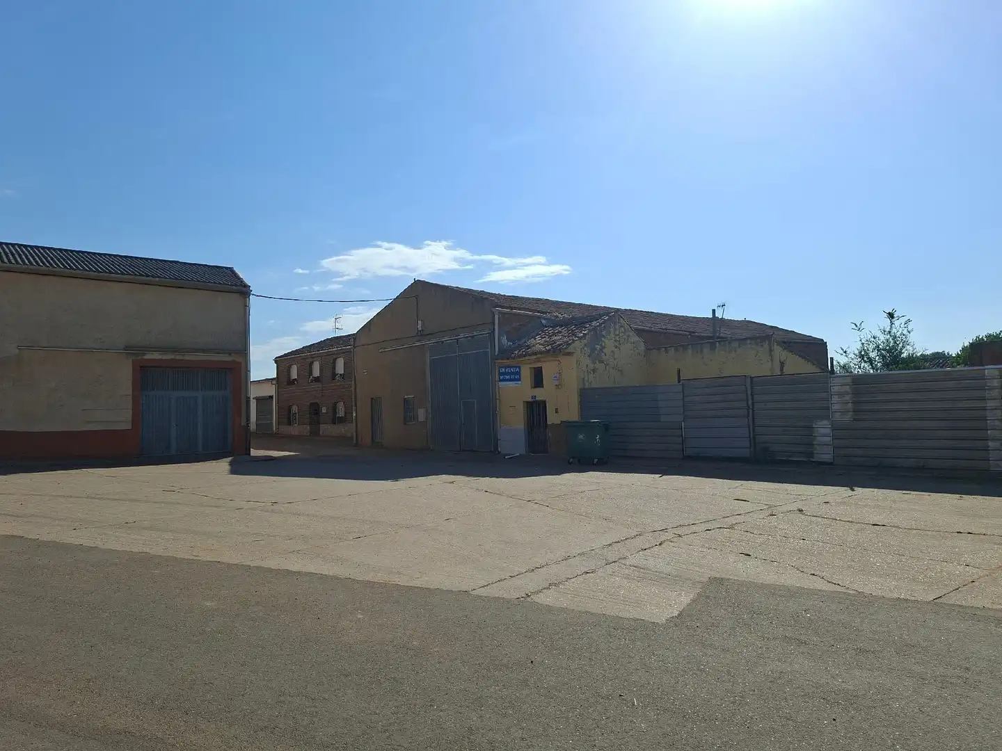 Vista exterior de Casa o xalet en venda en Algadefe amb Jardí privat