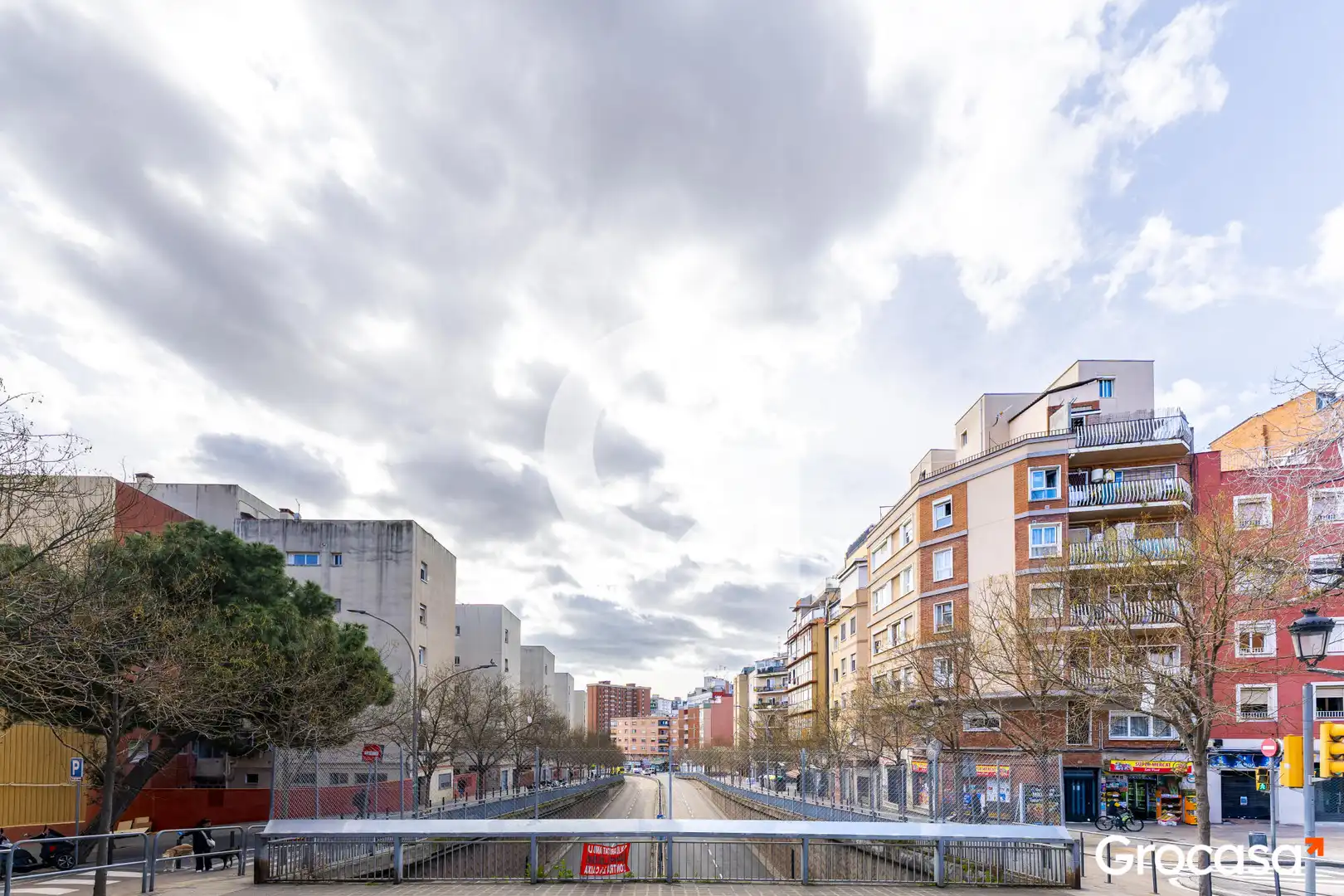 Vista exterior de Àtic en venda en L'Hospitalet de Llobregat amb Aire condicionat, Calefacció i Terrassa
