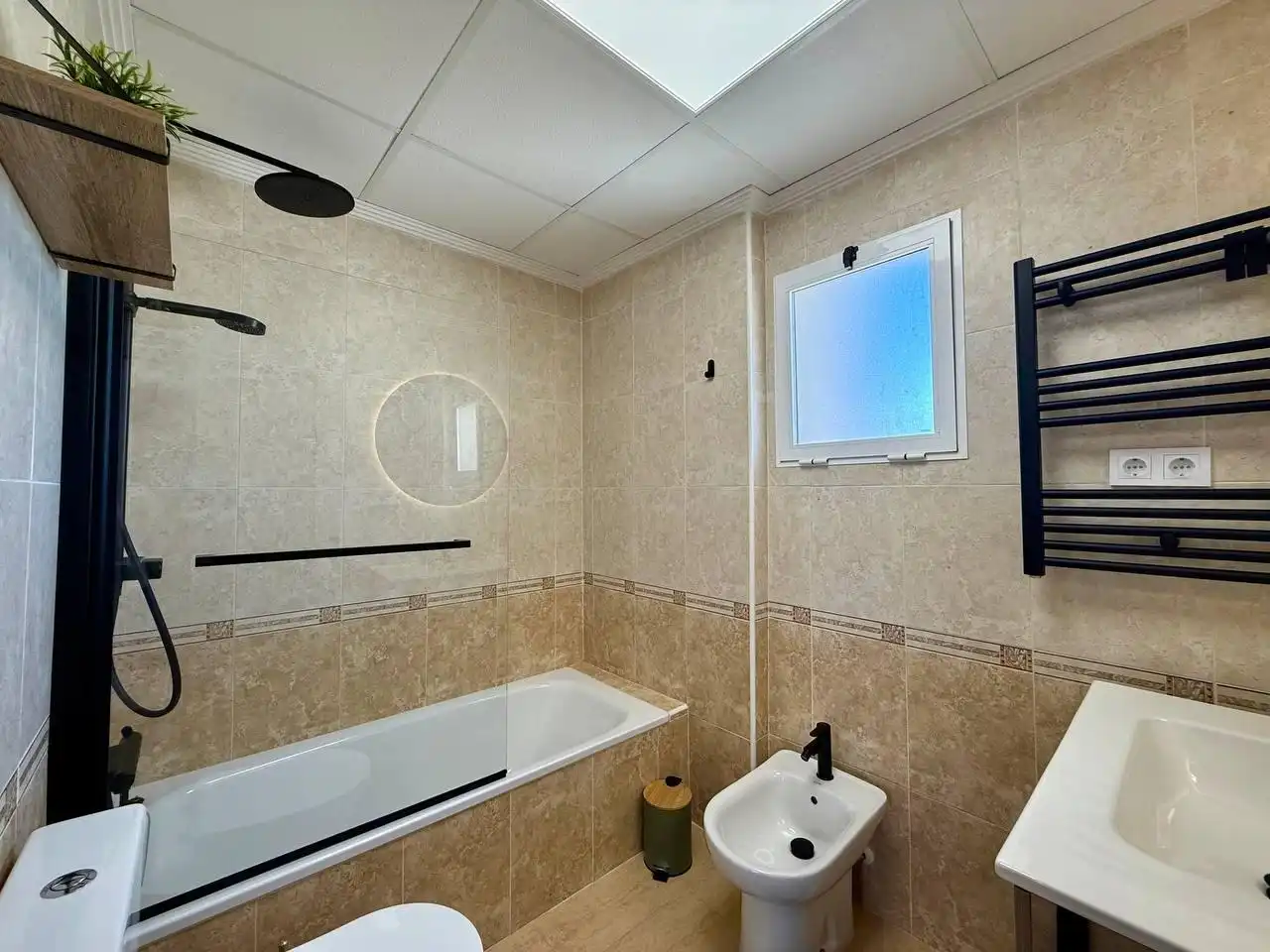 Baño de Apartamento en venta en Guardamar del Segura con Aire acondicionado, Jardín privado y Terraza