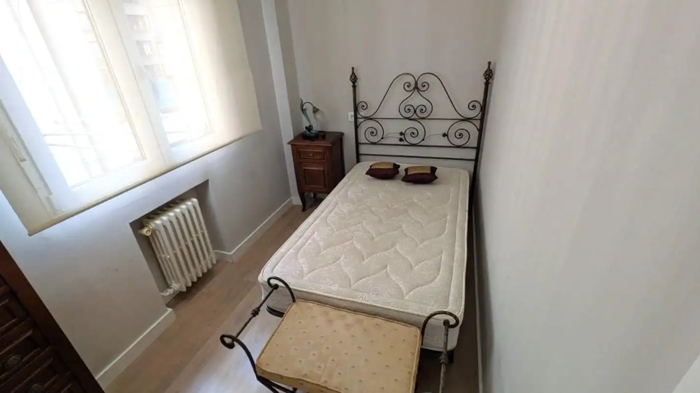 Bedroom of Flat for rent in Oviedo   with Heating and Furnished