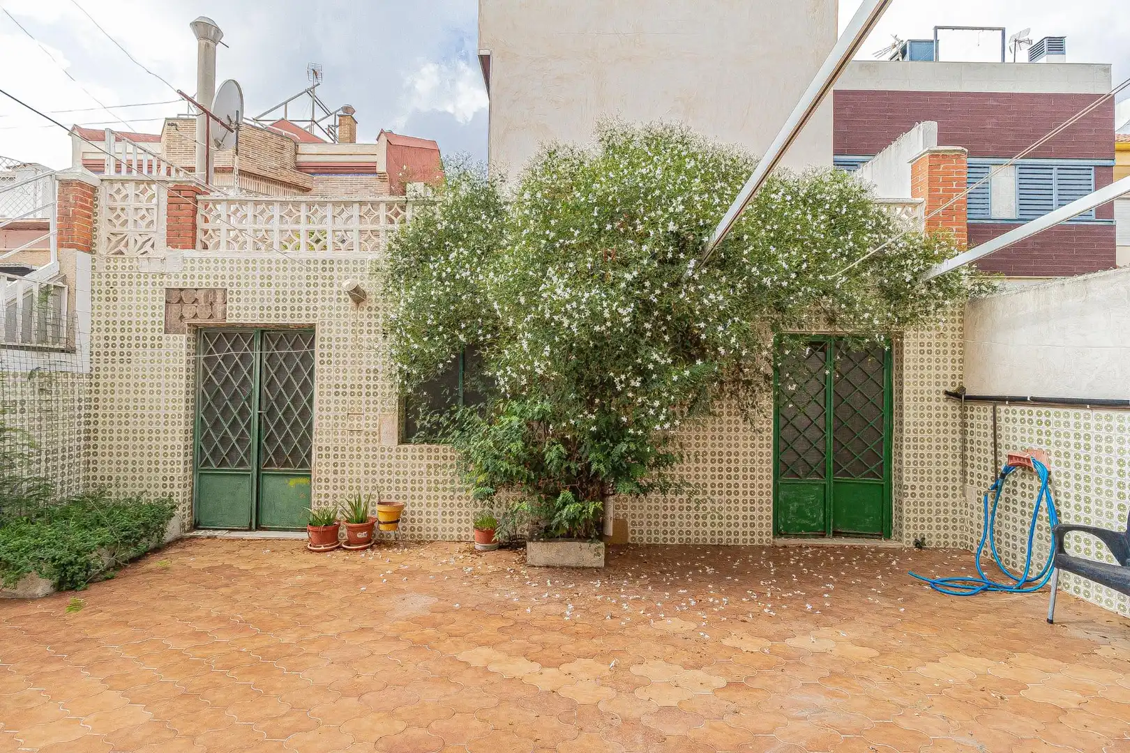 Außenansicht von Einfamilien-Reihenhaus zum Verkauf in Cartagena mit Privatgarten, Abstellraum und Balkon
