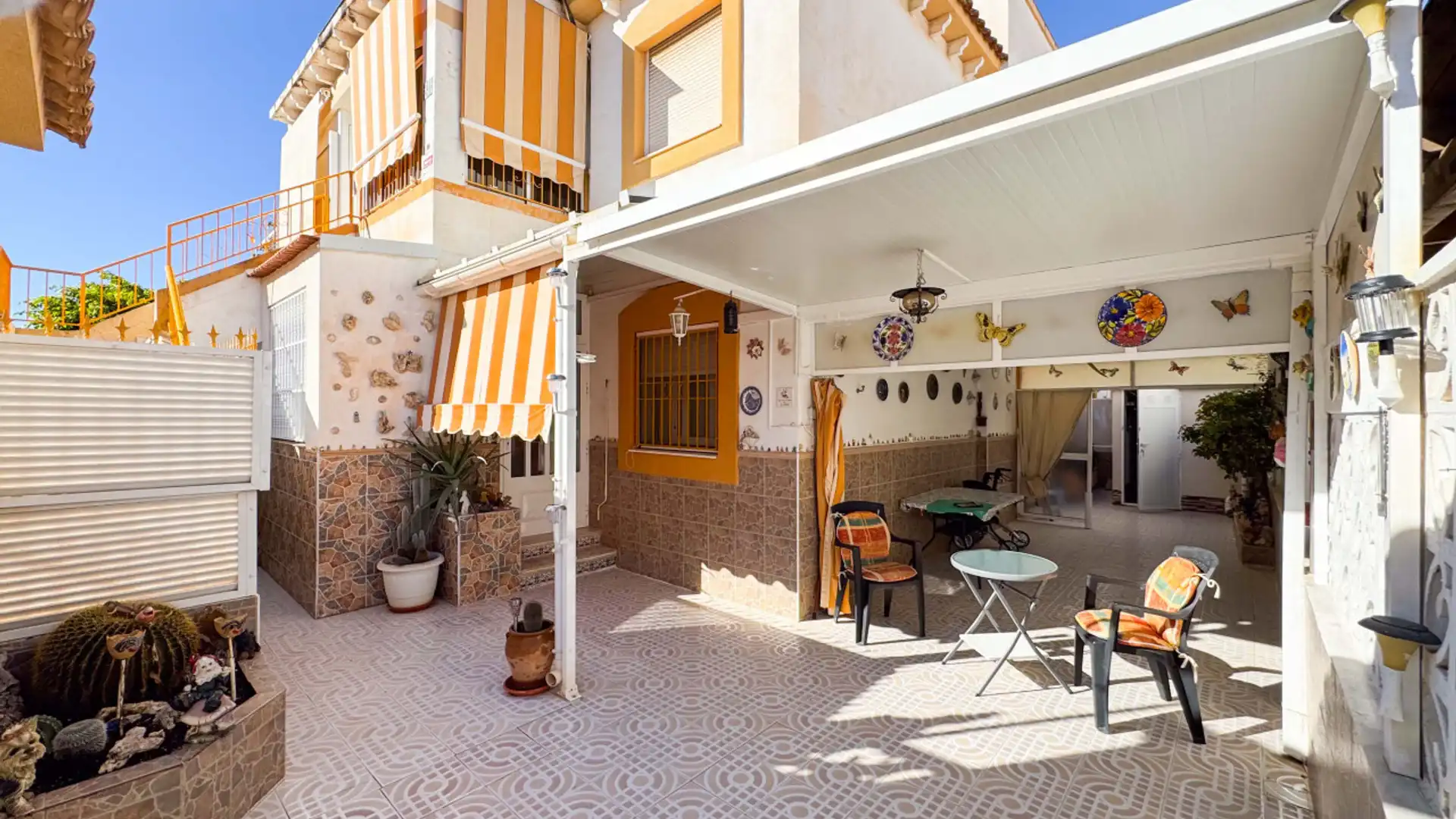 Vista exterior de Casa o xalet en venda en Torrevieja amb Aire condicionat, Calefacció i Terrassa