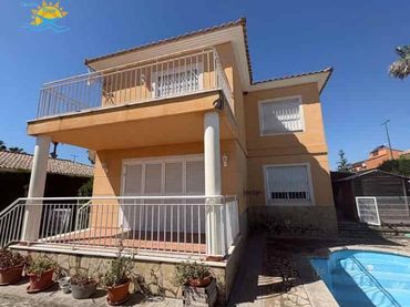 Villa mit Pool zum Verkauf in Casco Antiguo