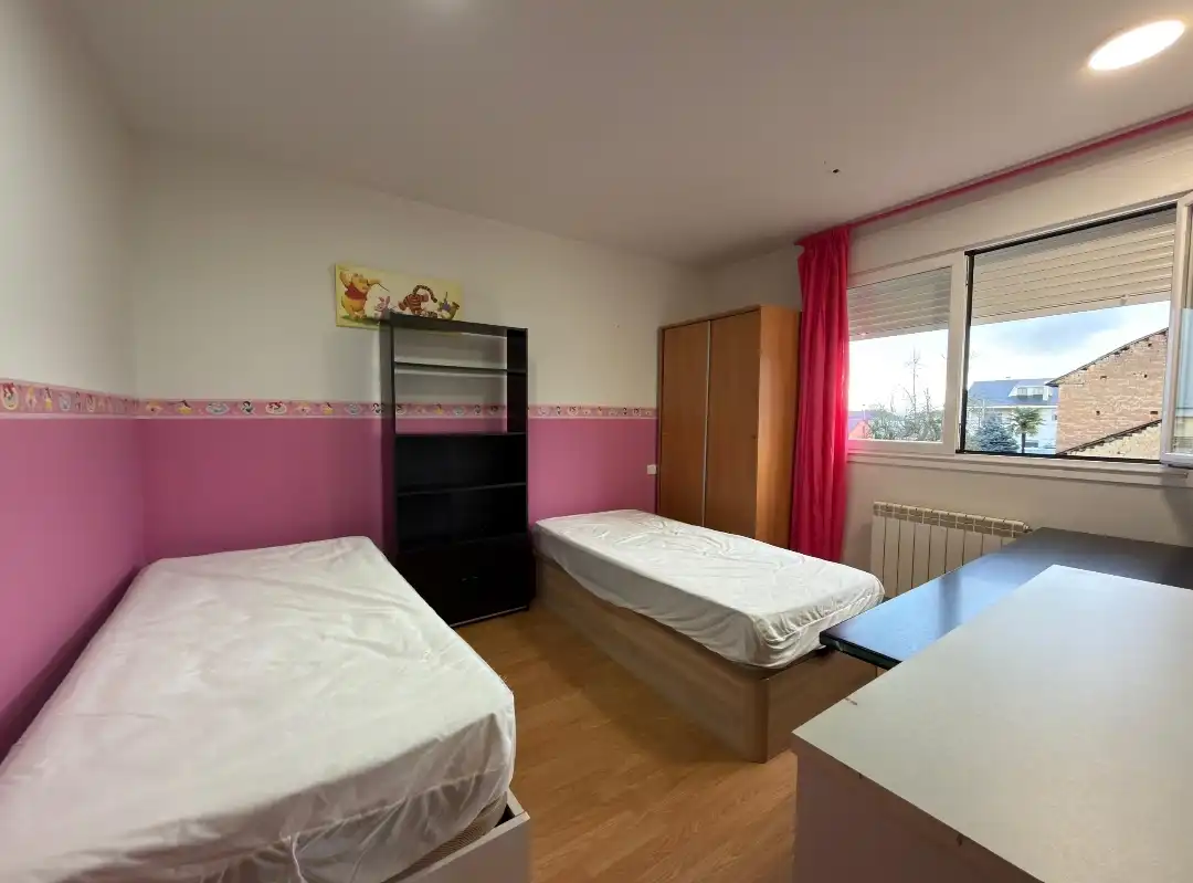 Dormitori de Casa o xalet en venda en Ponferrada amb Calefacció, Jardí privat i Moblat