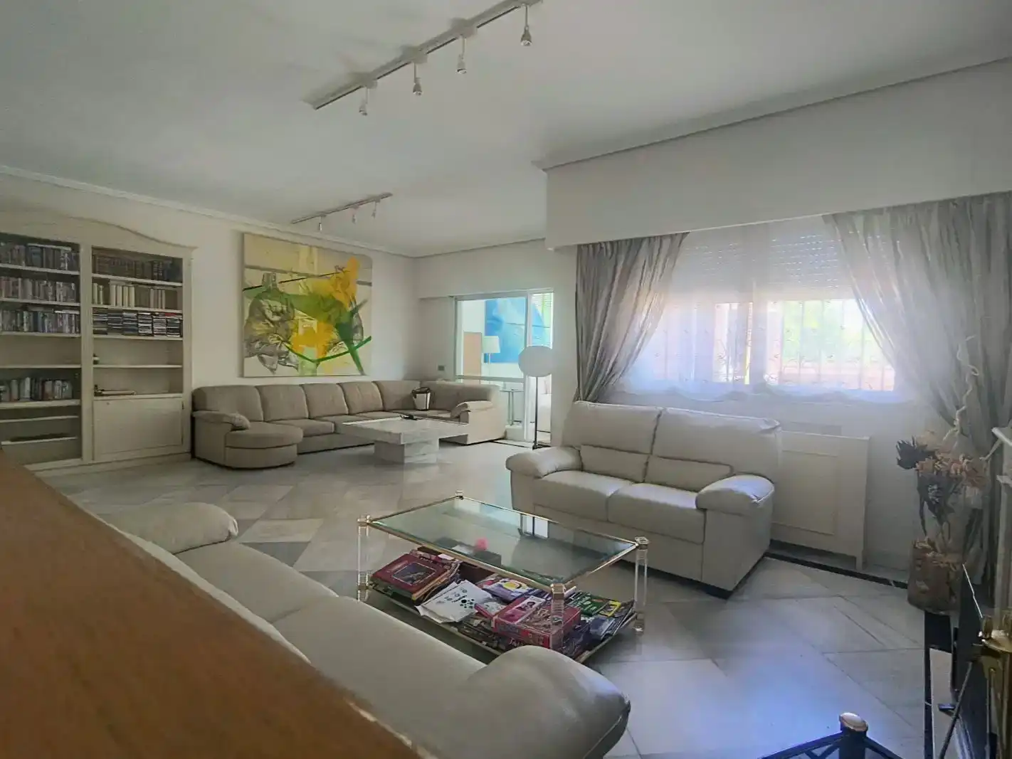 Wohnzimmer von Wohnung zur Miete in Pozuelo de Alarcón mit Klimaanlage, Privatgarten und Parkett