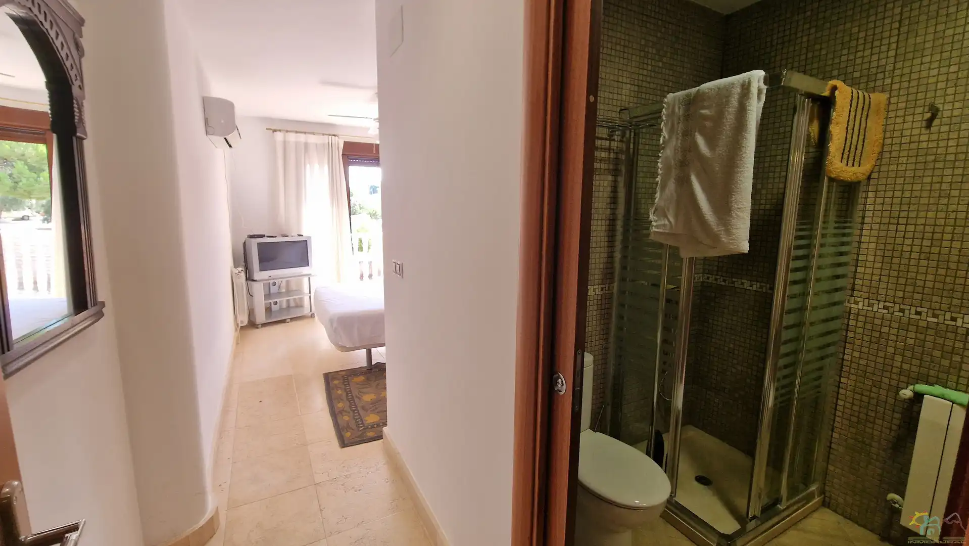 Badezimmer von Einfamilien-Reihenhaus zum Verkauf in Diezma mit Klimaanlage, Heizung und Privatgarten