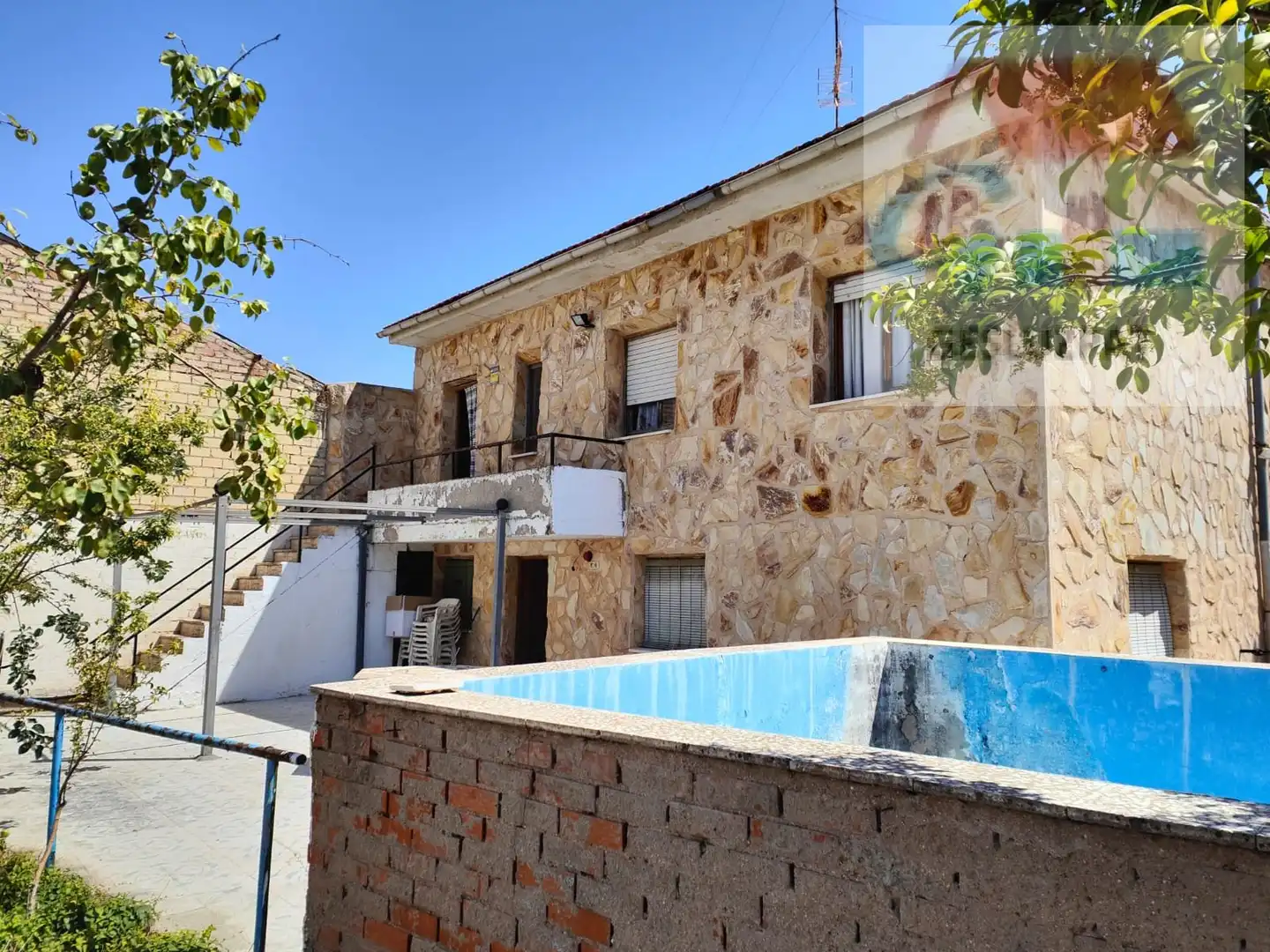 Vista exterior de Casa adosada en venda en Corral de Almaguer amb Jardí privat, Parquet i Terrassa