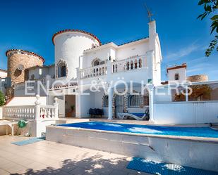 Vista exterior de Casa adosada en venda en Empuriabrava amb Aire condicionat, Terrassa i Piscina