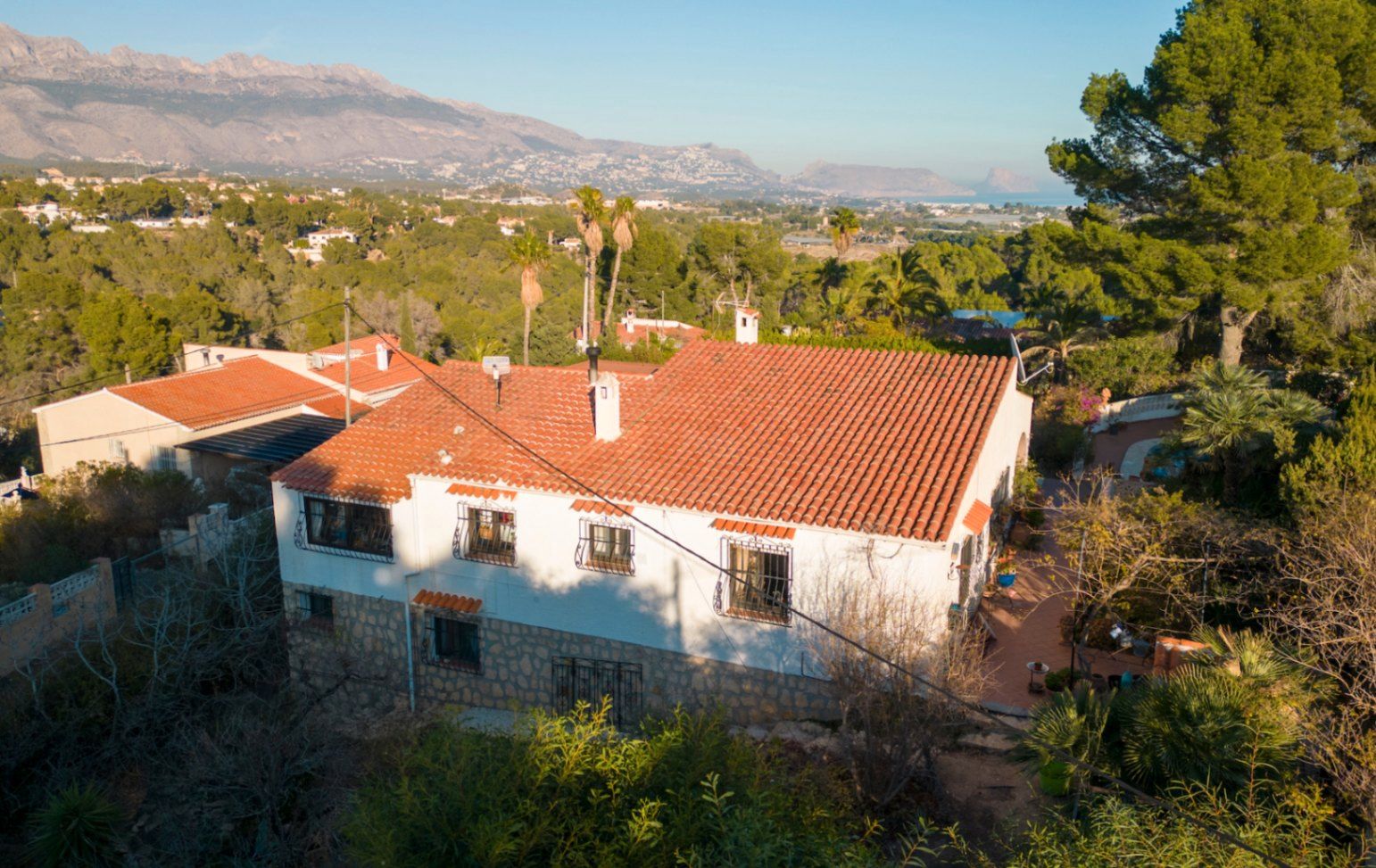Vista exterior de Casa o xalet en venda en L'Alfàs del Pi amb Aire condicionat, Jardí privat i Terrassa