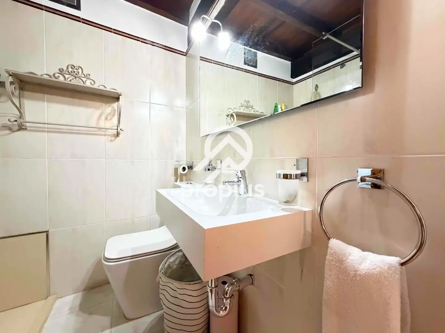 Baño de Casa adosada en venta en Llanes con Calefacción, Trastero y Amueblado