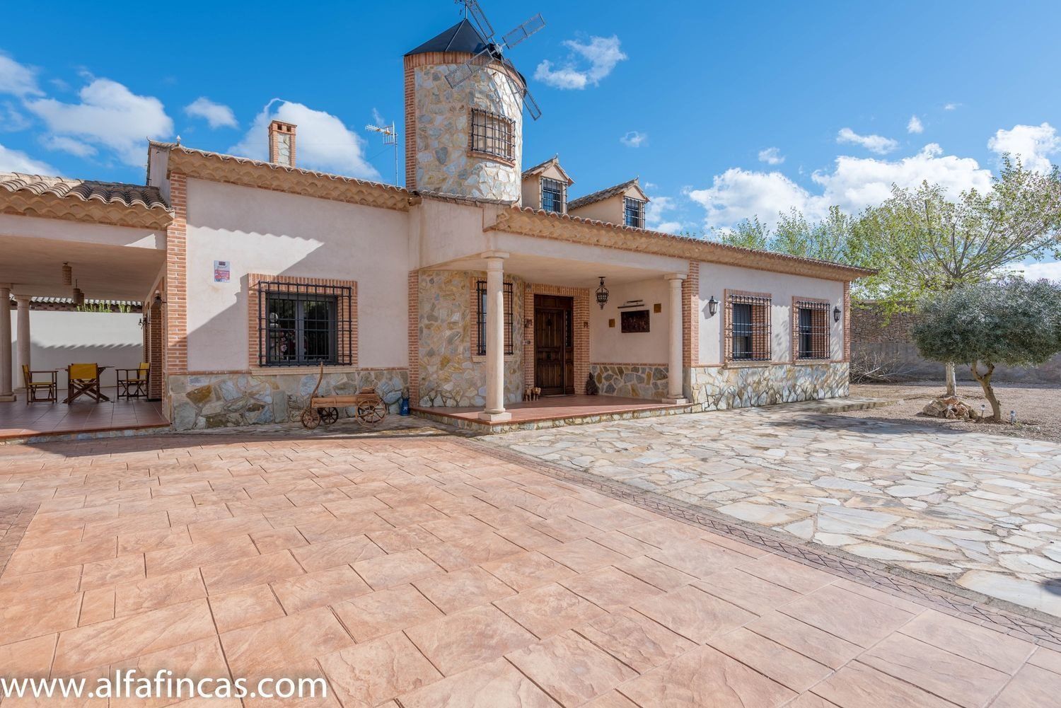 Vista exterior de Casa o xalet en venda en La Alberca de Záncara  amb Jardí privat