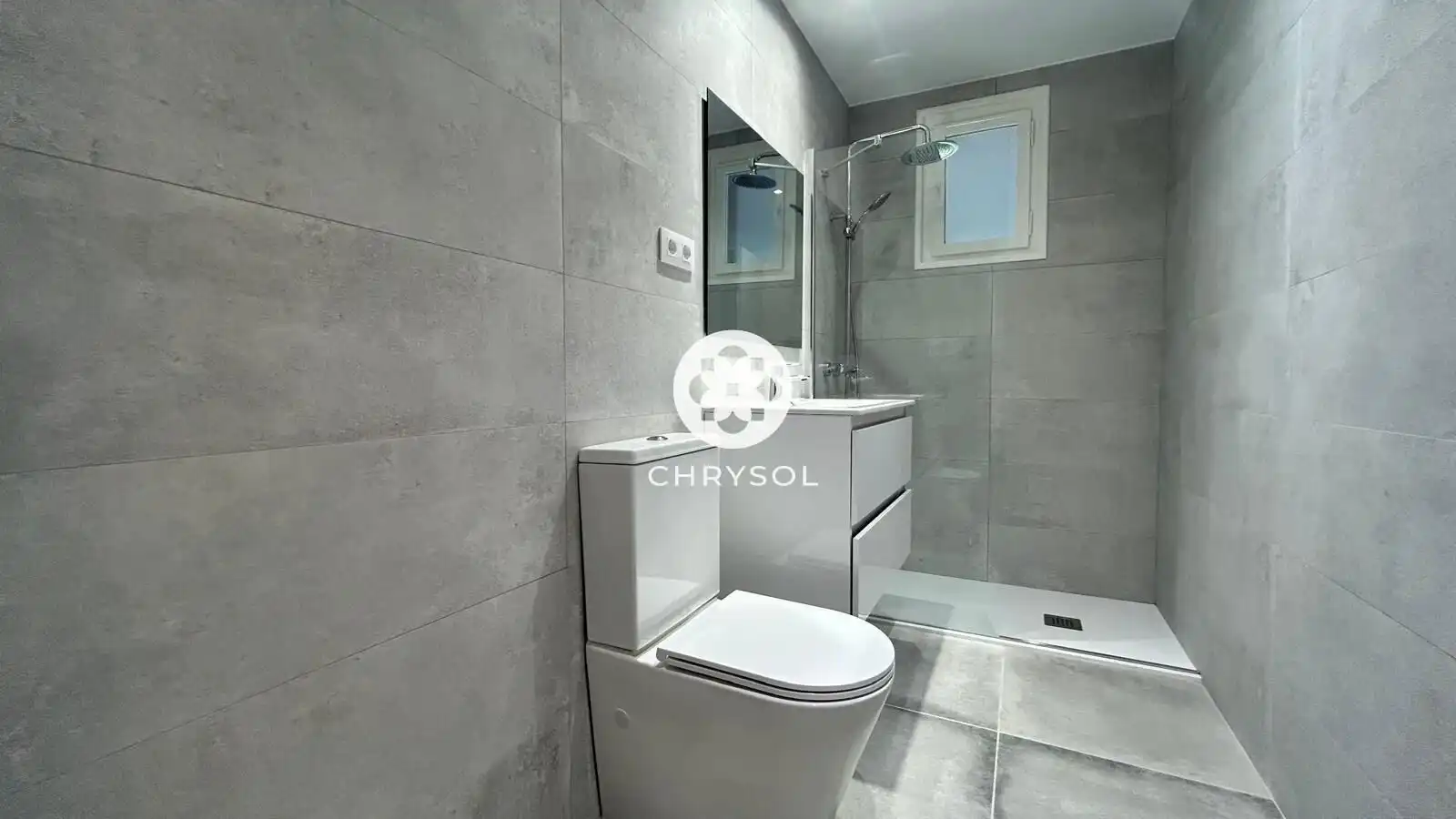 Bathroom of Office for rent in Barcelona  with Air Conditioner and Heating