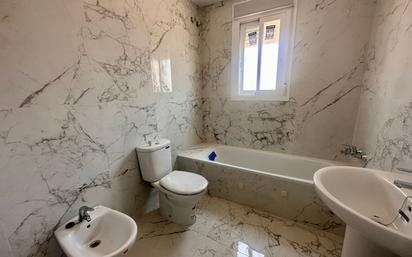 Bathroom of House or chalet for sale in Pilas  with Terrace and Balcony