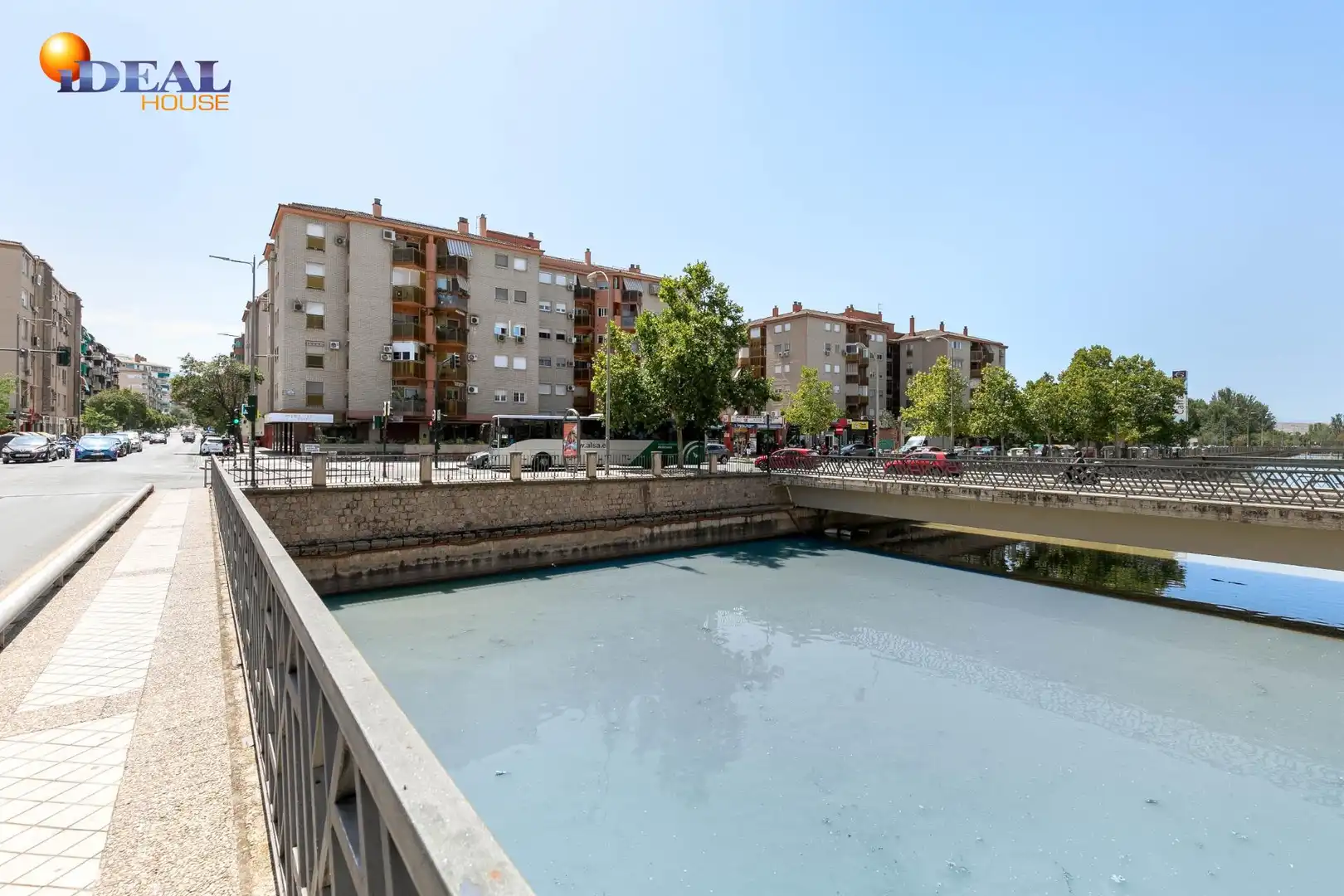 Vista exterior de Pis en venda en Granada amb Aire condicionat, Terrassa i Balcó