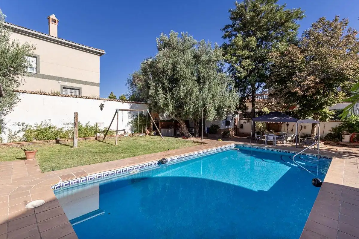 Villa con piscina in vendita a Residencial Triana - Barrio Alto, imagen 4