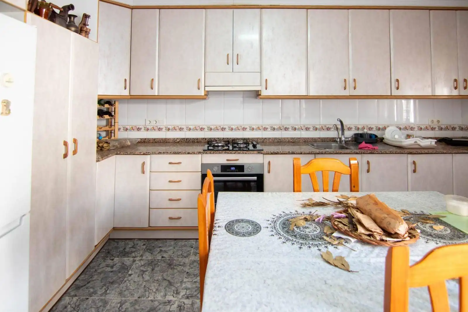 Küche von Einfamilien-Reihenhaus zum Verkauf in Torrevieja mit Klimaanlage, Heizung und Terrasse