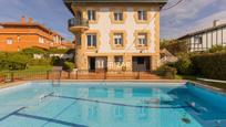 Vista exterior de Casa adosada en venda en Getxo  amb Terrassa, Piscina i Balcó