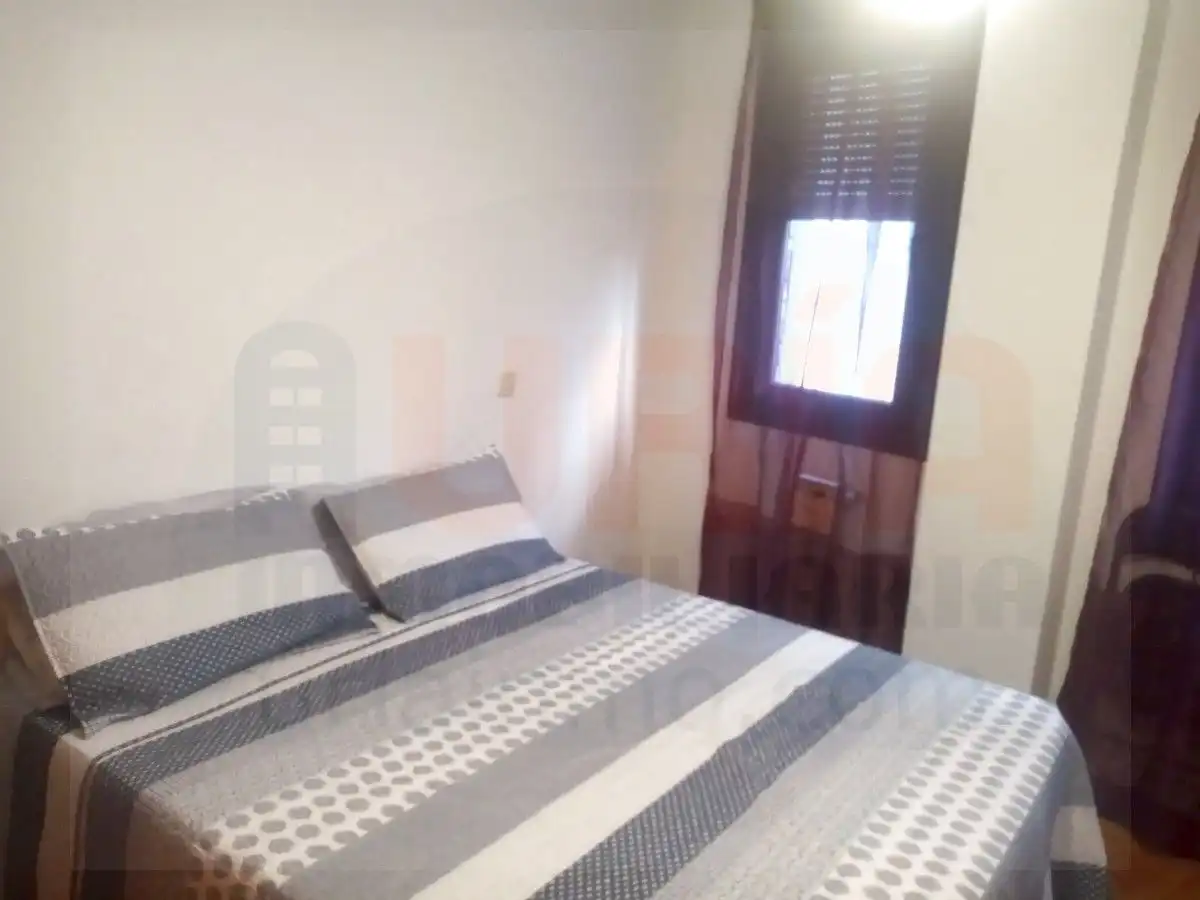 Dormitori de Apartament de lloguer en Oviedo  amb Calefacció, Parquet i Moblat