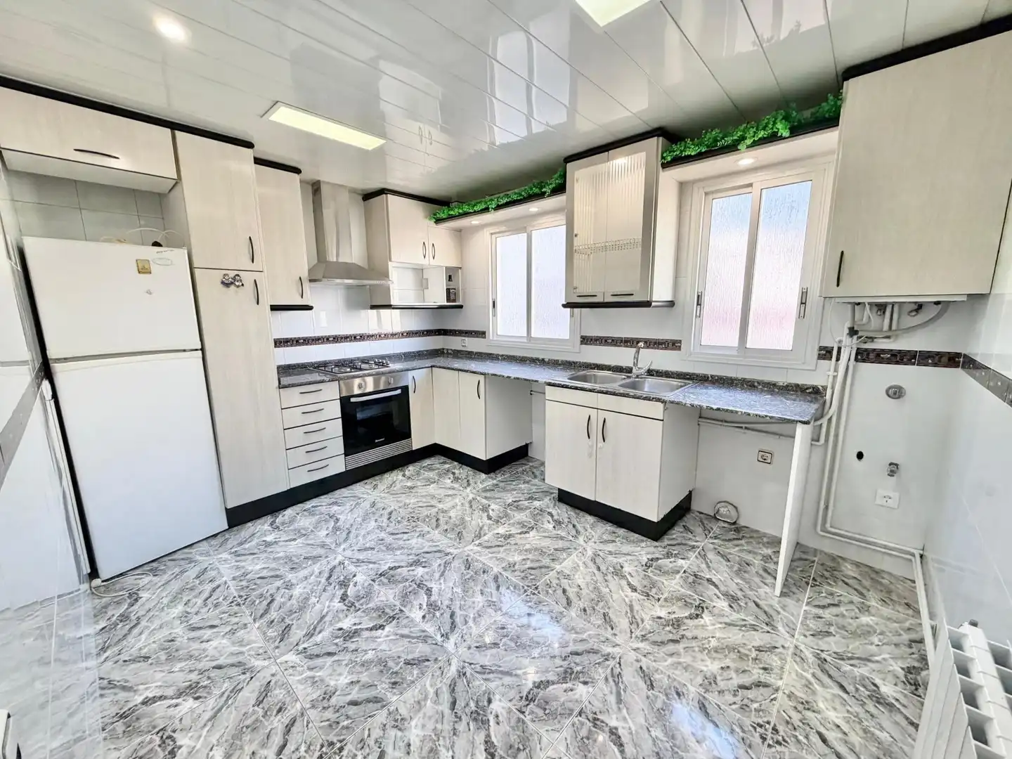 Cuina de Àtic en venda en L'Hospitalet de Llobregat amb Aire condicionat, Calefacció i Terrassa