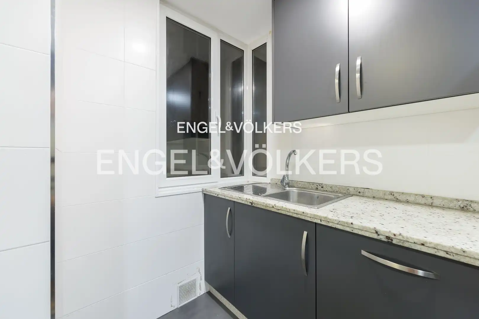 Cocina de Piso en venta en Vigo  con Calefacción, Terraza y Balcón