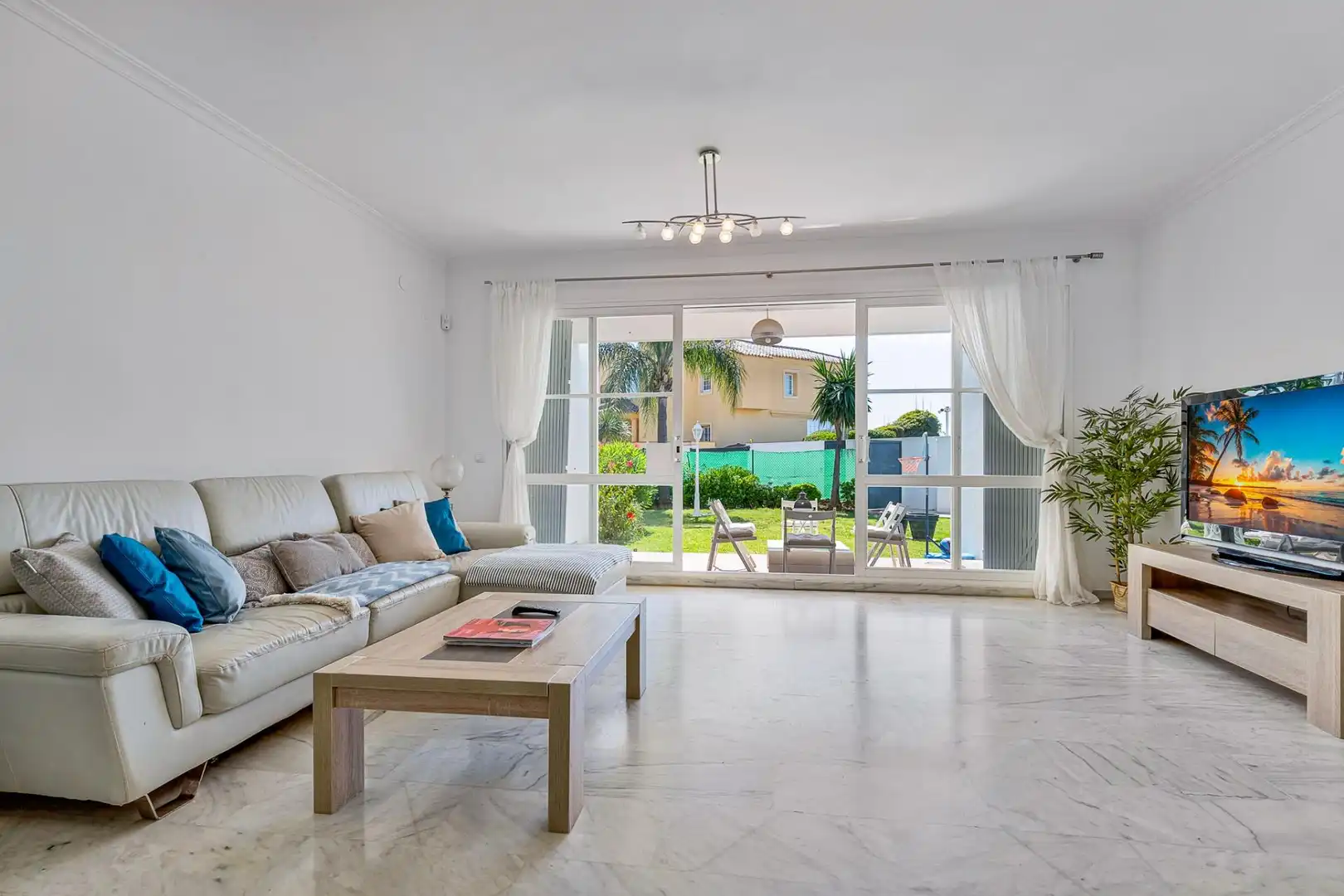 Sala d'estar de Casa adosada en venda en Mijas amb Aire condicionat, Calefacció i Jardí privat