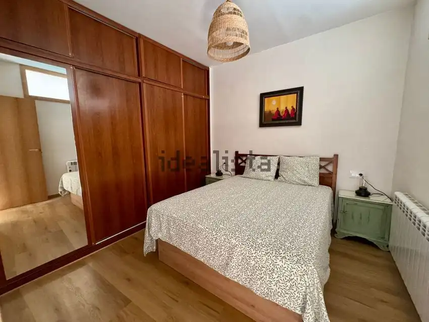 Dormitori de Apartament de lloguer en Ourense Capital  amb Calefacció, Parquet i Moblat