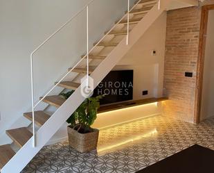 Sala d'estar de Àtic de lloguer en Girona Capital amb Aire condicionat, Terrassa i Moblat