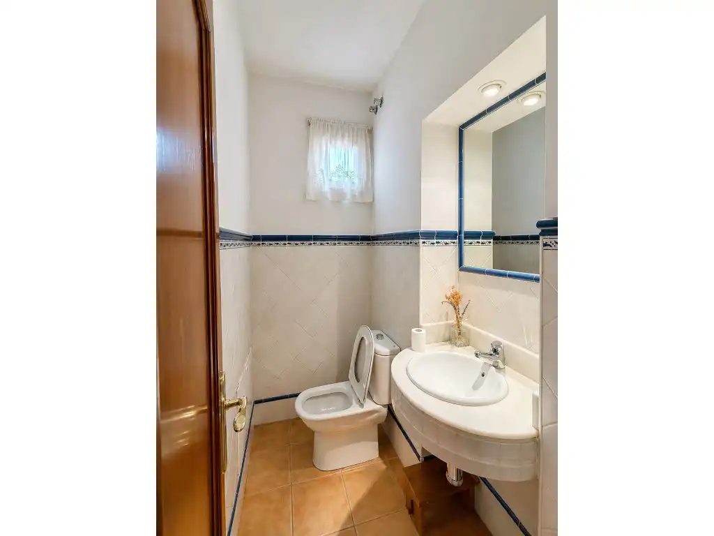 Bany de Casa o xalet en venda en Córdoba amb Jardí privat, Terrassa i Traster