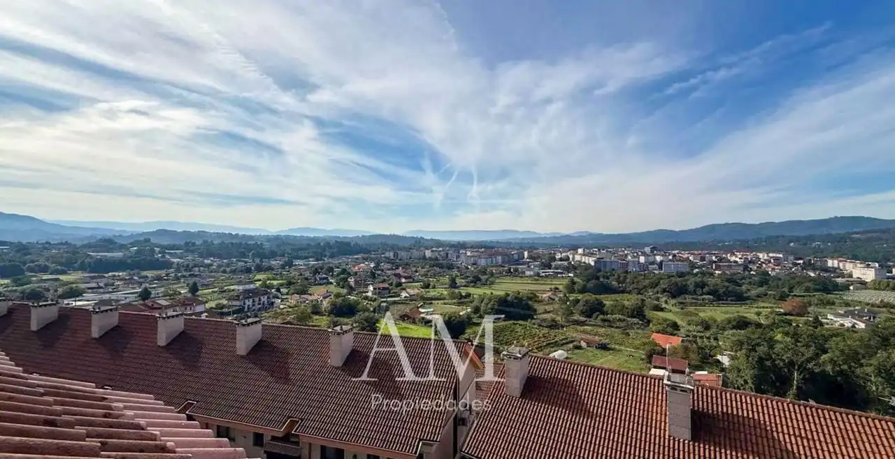 Vista exterior de Casa o xalet en venda en Ponteareas amb Calefacció, Jardí privat i Terrassa