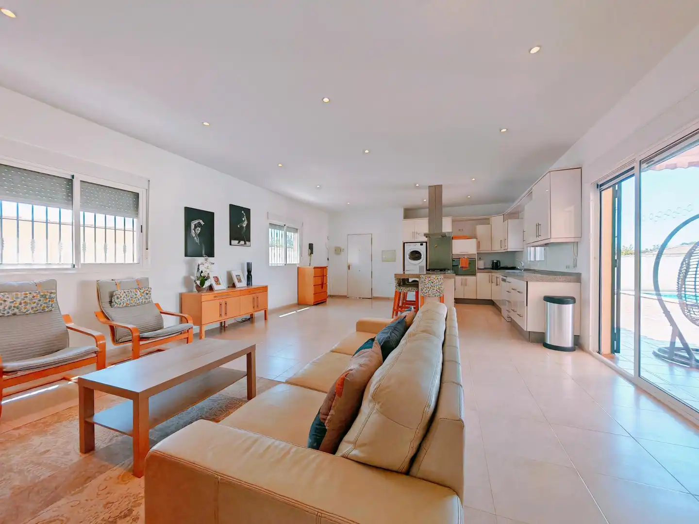 Sala d'estar de Casa o xalet en venda en Chiclana de la Frontera amb Aire condicionat, Jardí privat i Piscina