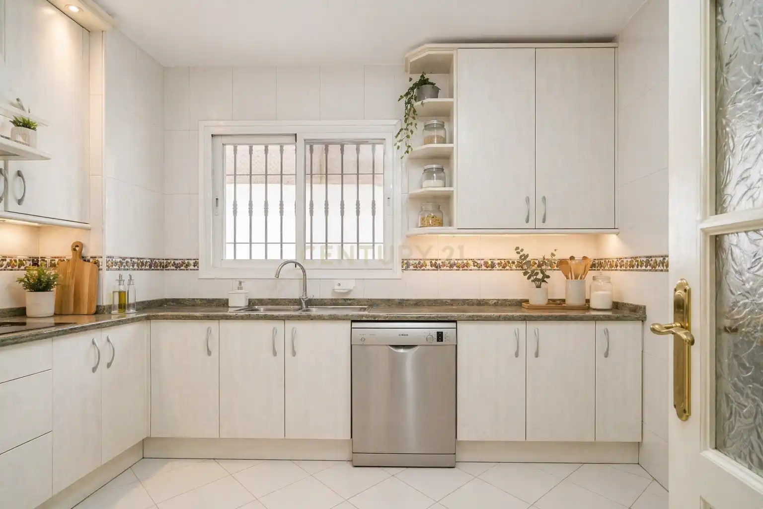 Cuina de Casa o xalet en venda en Fuengirola amb Aire condicionat, Jardí privat i Traster