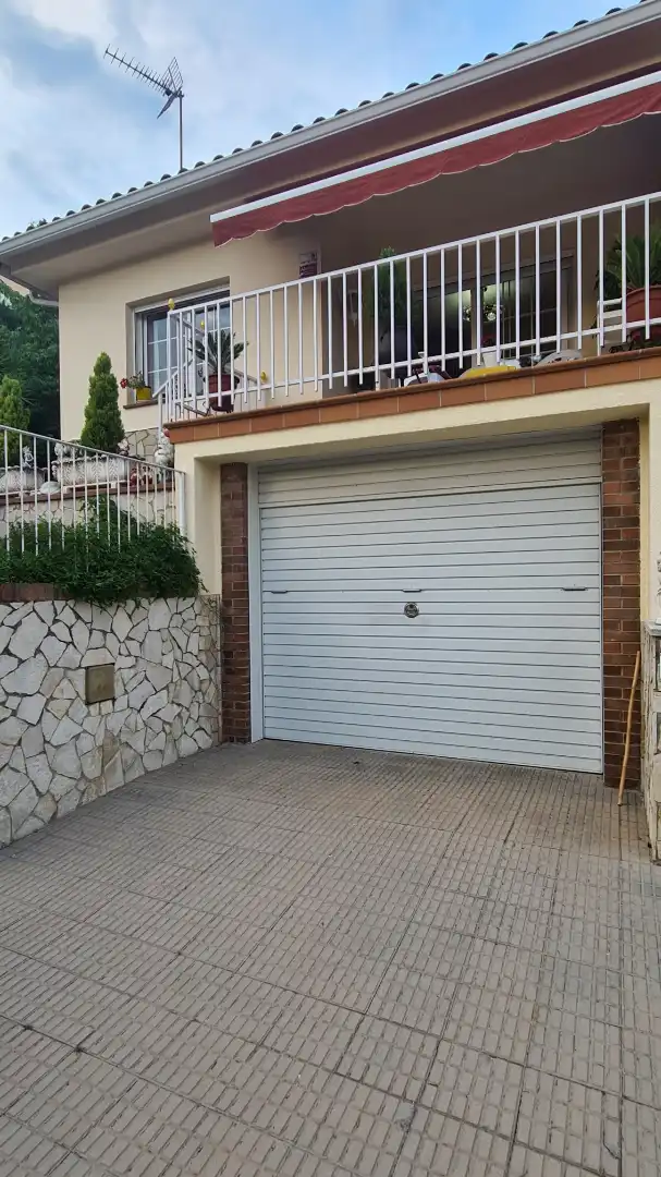 Aparcament de Casa adosada en venda en Santa Coloma de Farners amb Calefacció, Jardí privat i Parquet
